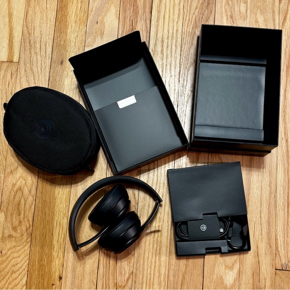 Beats Solo3 Wireless Headphones - Black - Picture 3 of 6